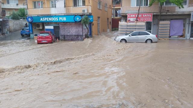 İzmir Bayraklı’da sağanak yağış hayatı felç etti!