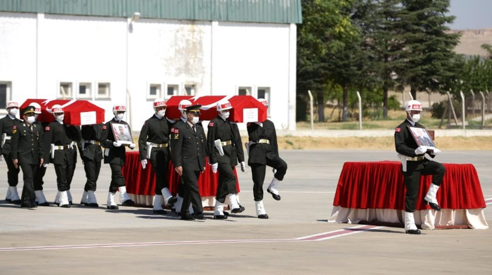 Şehit iki askerin cenazesi memleketlerine uğurlandı