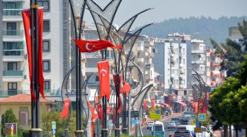 ALİAĞA, BÜYÜK ZAFER İÇİN BAYRAKLARLA DONATILDI