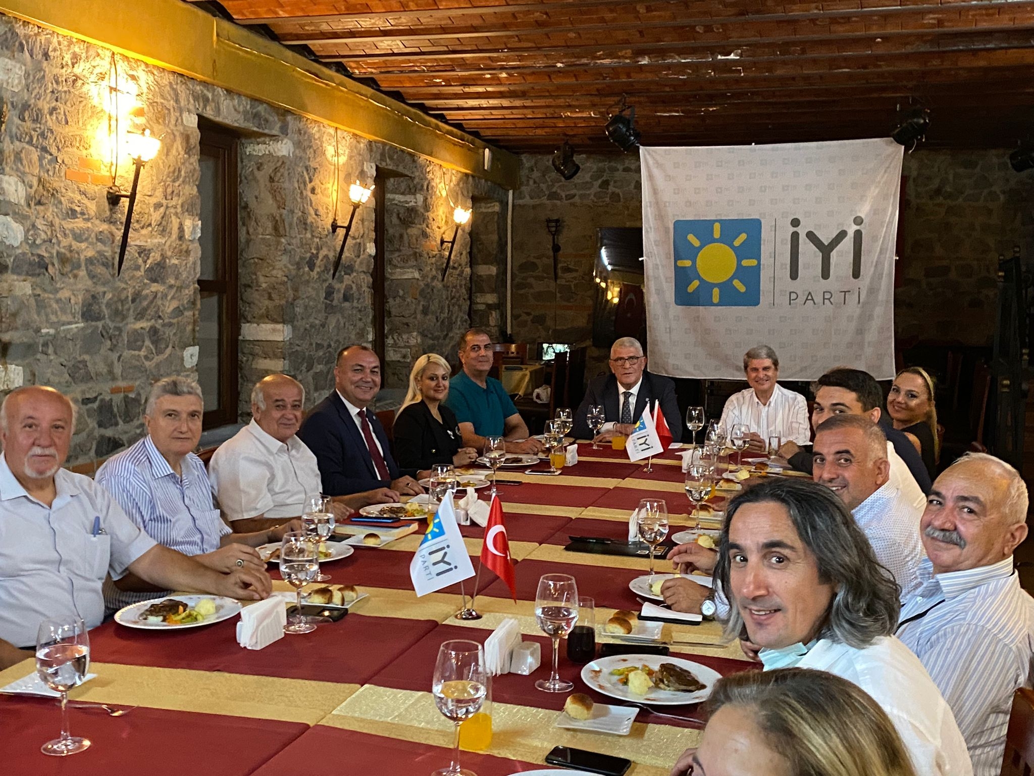 İYİ PARTİ İzmir Milletvekilleri İlçe Başkanlarıyla buluştu.