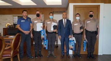 İzmir’de kafeye silahla ateş açan kişiyi etkisiz hale getiren 4 bekçi ödüllendirildi