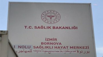İzmir’de sağlık merkezi tabelasındaki Arapça yazıyı “Türkiye Cumhuriyeti’nin dili Türkçe’dir” yazısıyla kapattılar