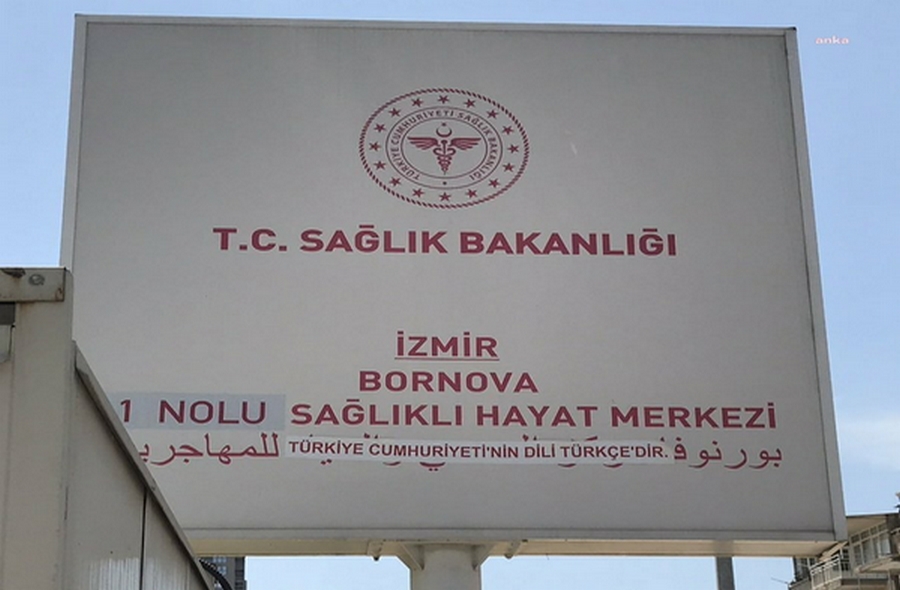 İzmir’de sağlık merkezi tabelasındaki Arapça yazıyı “Türkiye Cumhuriyeti’nin dili Türkçe’dir” yazısıyla kapattılar