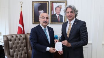 İzmir Valisi Köşger, Kurban Bağışını Kızılay’a Yaptı