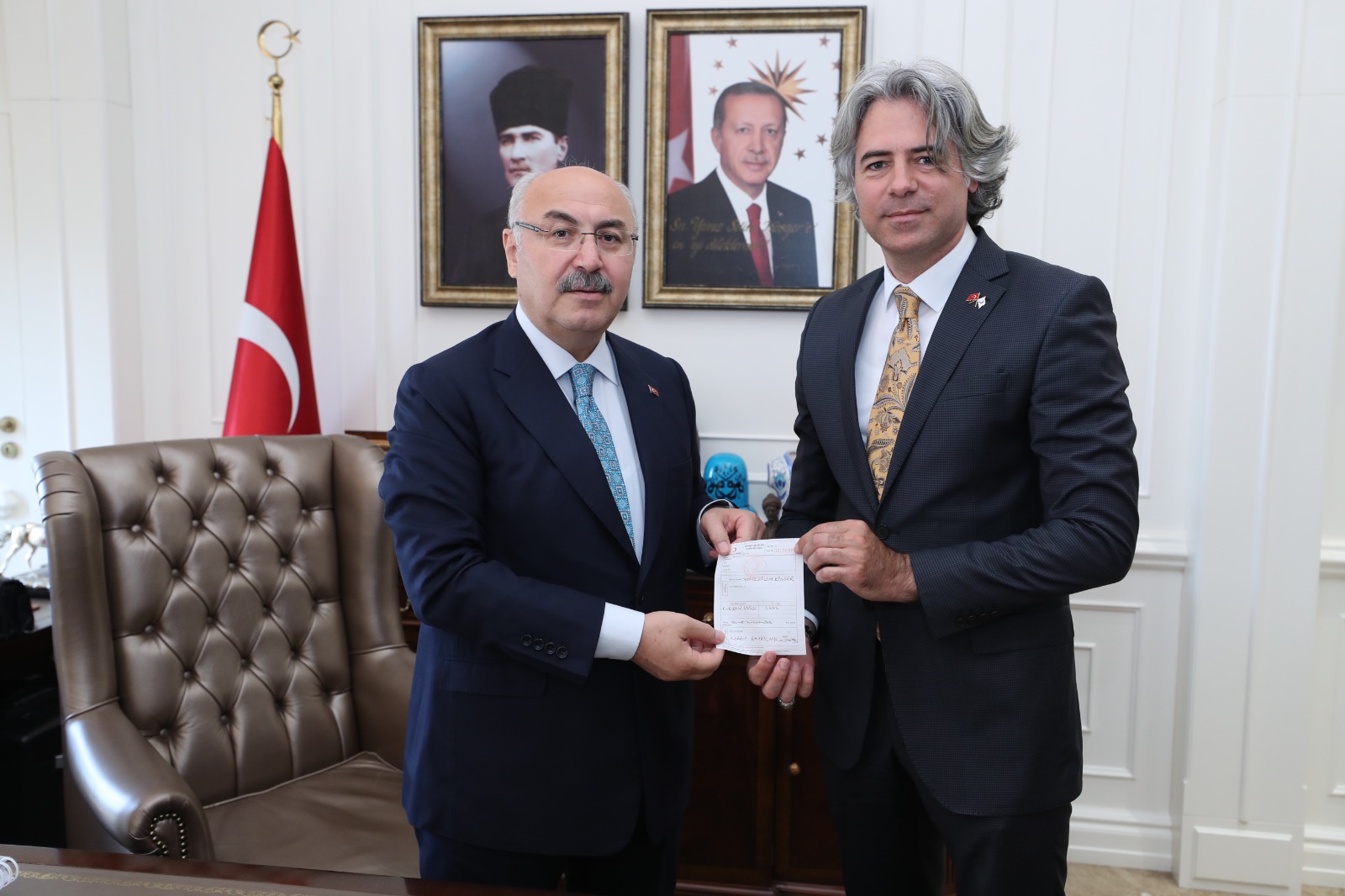 İzmir Valisi Köşger, Kurban Bağışını Kızılay’a Yaptı