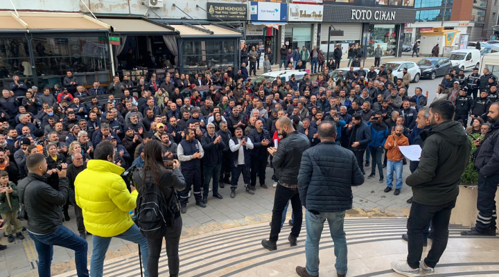 Çiğli Belediyesi önünde İşçilerden  eylem