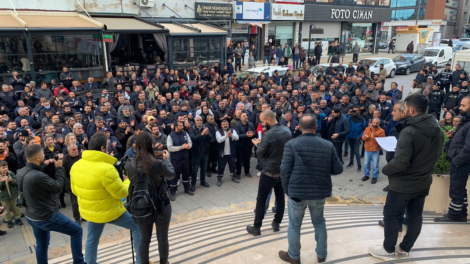 Çiğli Belediyesi önünde İşçilerden  eylem