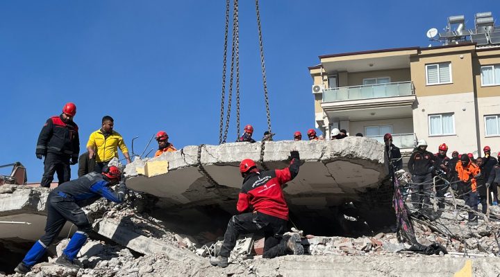 İzmir Büyükşehir Belediyesi ekipleri Osmaniye’deki çalışmalarını sürdürüyor