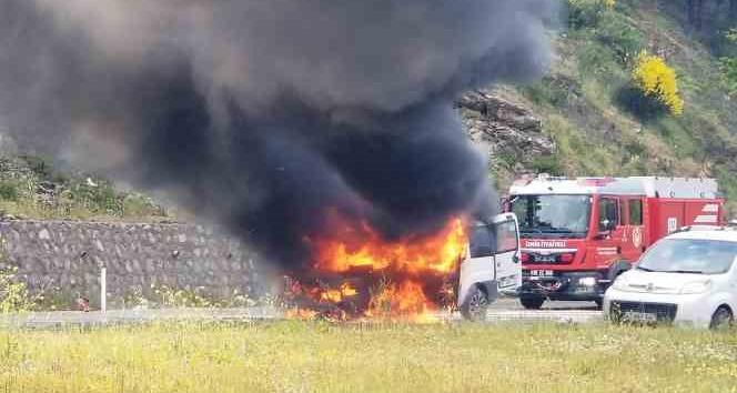 Bornova’da araç alev alev yandı